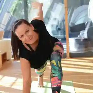 Yoga-ejercicio aeróbico-relajación-feliz-animado