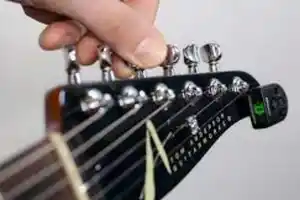 afinar guitarra-notas-letras-acordes-cuerdas-afinador-cifrado americano