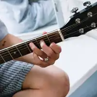 cursos de guitarra-tocando guitarra-canciones-notas musicales