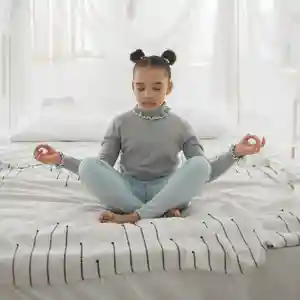 practicar yoga-posturas-meditación-yoga kids-instructor-yoga para niños