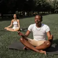 hacer yoga-palabra yoga-músculos-meditación-concepto de yoga
