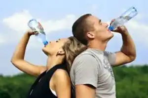 manenerse hidratado-agua-deshidratación-verano-saludable-beber agua-ejercicio