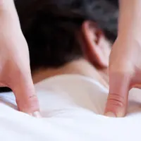 Shiatsu-masajes terapéuticos-meridianos-tecnica-terapia-digitopuntura-espalda-masajeador-beneficios-presión-pie-cara-postura