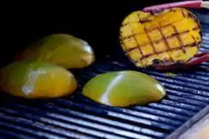 mango a la parrilla-postre-asado-asar-alimento-asar-frisee fresco-fruta-receta