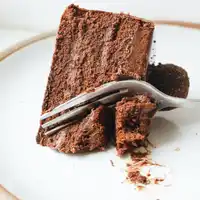 pastel de chocolate-cumpleaños-deliciosso-receta-decorado-rebanada-fresa-rico