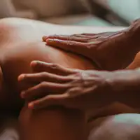 técnica-relajante-vibración-terapéutico-espalda-hombre-mujer-protocolo-fricción-amasamiento