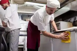 restaurante-cocinero-mujer-uniforme-experiencia-universal-repostería