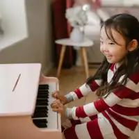 piano de juguete-antiguo-musical-teclado-niño-bebe-animado