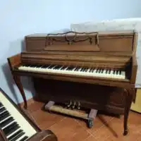 piano acústico-teclado-pared-pequeño-blanco-tradicional