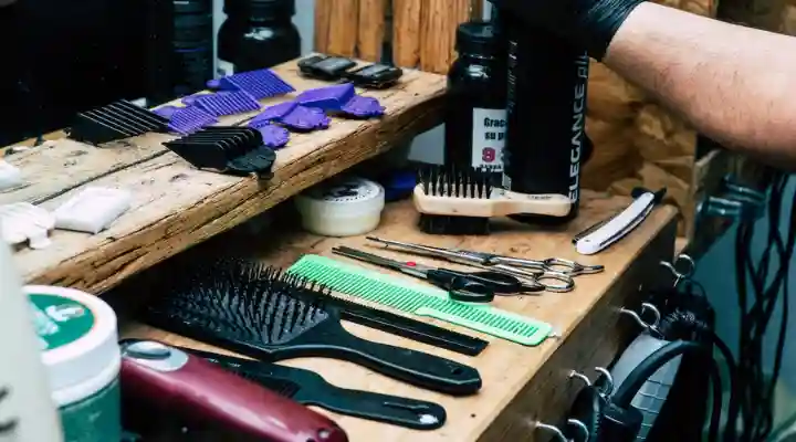 desinfección de las herramientas de barbería-desinfectar-barbicide-barber shop-maquinas-pelo
