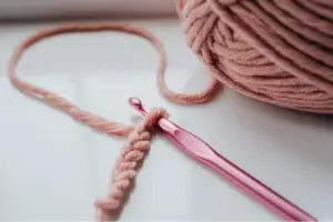 Beneficios de Tejer a Crochet-beneficios del crochet-decoraciones-amigurumis-psicología-estrés-ansiedad-adultos mayores-niños -creatividad