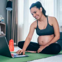 Yoga para Embarazadas-Macarena-yoga en el embarazo-Yoga para embarazadas online-hatha yoga-ejercicios-respiración-curso online-hotmart-certificado-estimulación prenatal