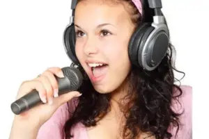 canto-tips para cantar mejor y afinado-afinar la voz-afinador vocal-ejercicios vocales-cuerdas vocales-notas musicales-cantar afinado