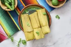 Tamales esencia de los platos de comida mexicana
