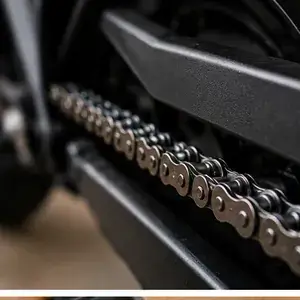 cadena-moto-detalle-Detalle de los eslabones de la cadena de transmisión de una moto