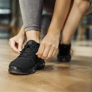 calzado-para-aprender-a-bailar-Persona ajustándose una zapatilla antes de una clase de baile